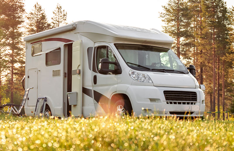 Campern fährt Wohnmobil auf Stellplatz
